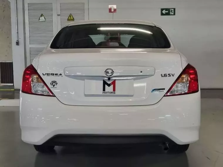 Nissan Versa Branco 2