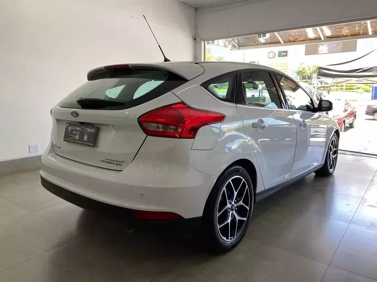 Ford Focus Branco 4