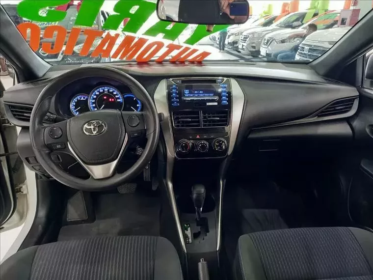 Toyota Yaris Branco 3