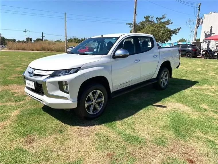 Mitsubishi L200 Triton Branco 2