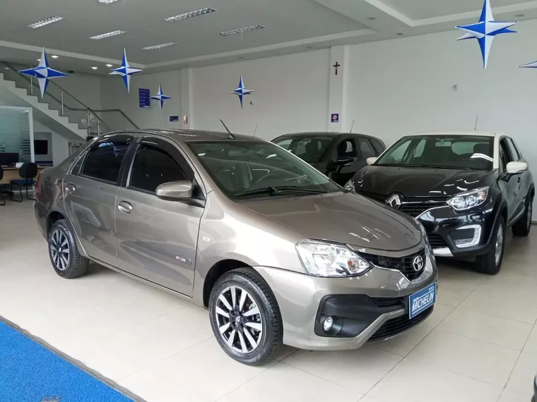 Toyota Etios Cinza 9