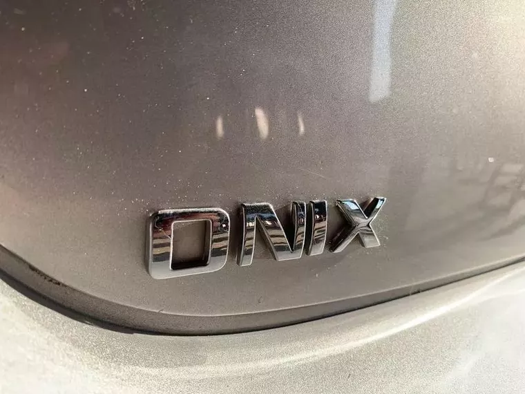 Chevrolet Onix Prata 4