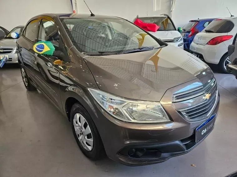 Chevrolet Onix Cinza 4