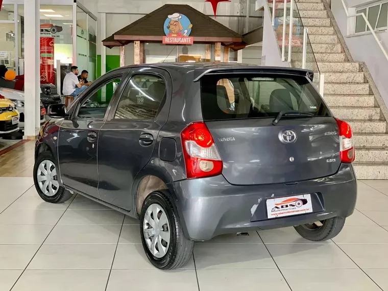 Toyota Etios Cinza 2