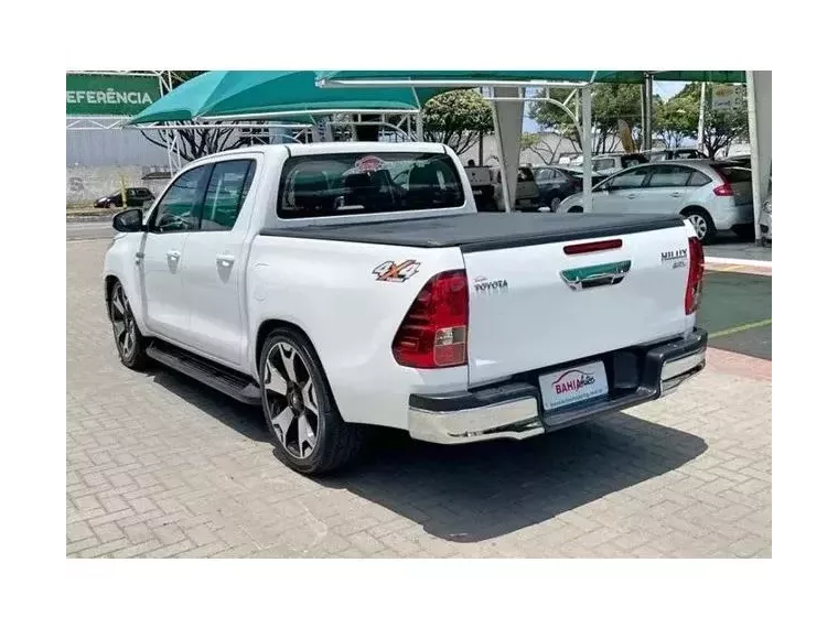 Toyota Hilux Branco 8