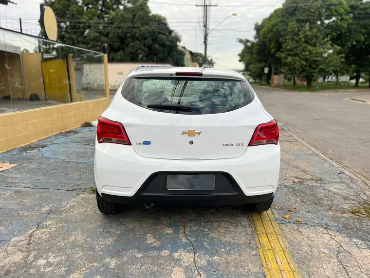 Chevrolet Onix Prata 8