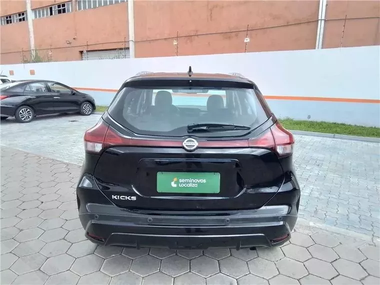 Nissan Kicks Preto 10