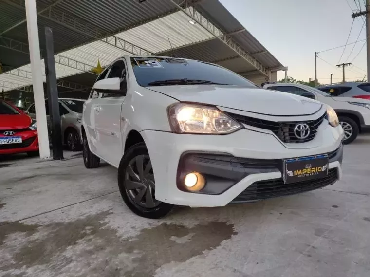 Toyota Etios Branco 7