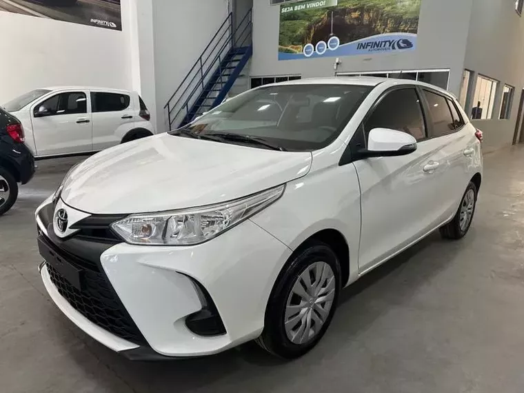 Toyota Yaris Branco 1