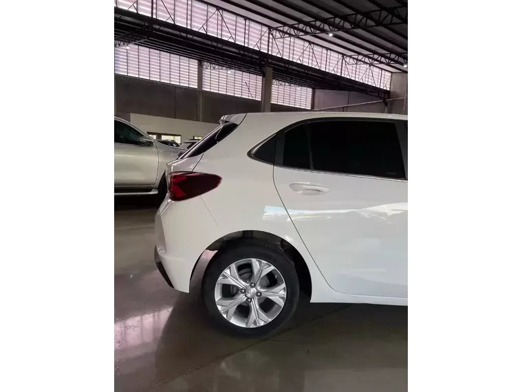 Chevrolet Onix Branco 4