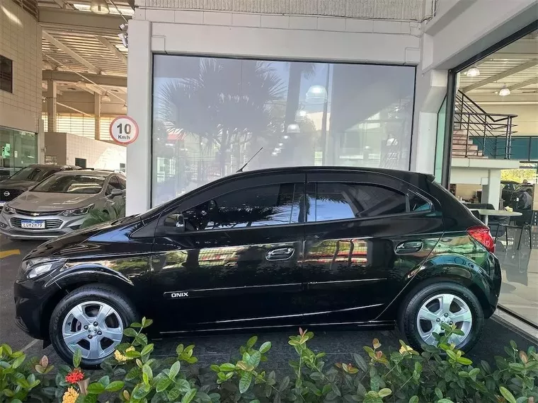 Chevrolet Onix Preto 11