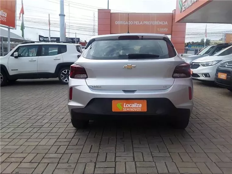 Chevrolet Onix Prata 8