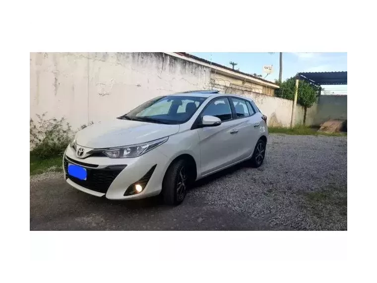 Toyota Yaris Branco 6