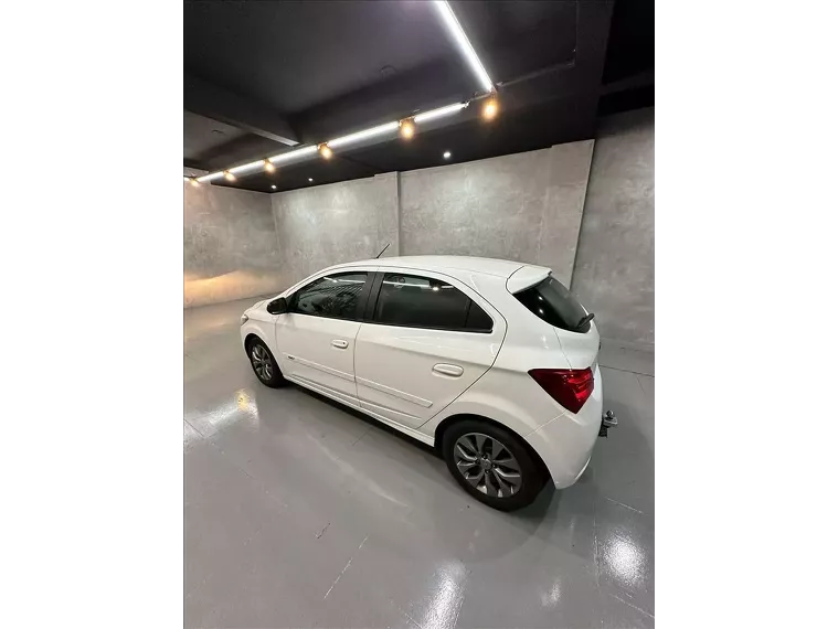 Chevrolet Onix Branco 8