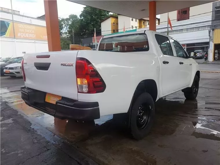 Toyota Hilux Branco 14