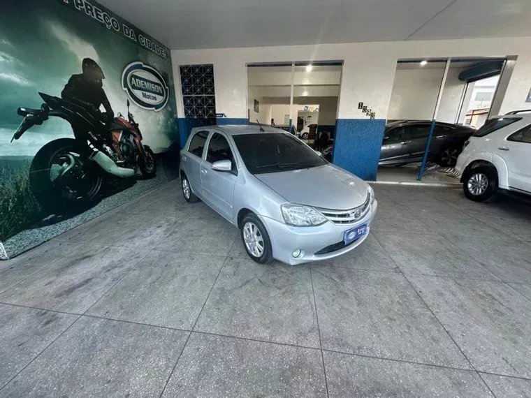 Toyota Etios Prata 3