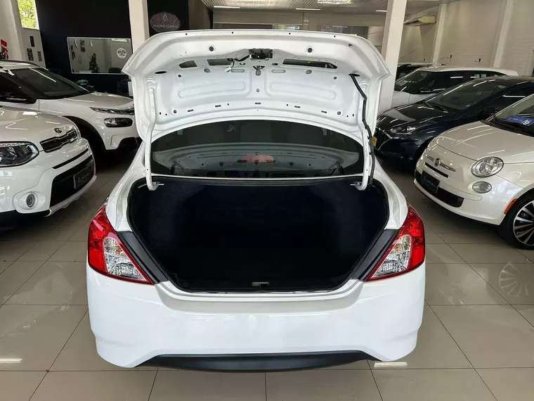 Nissan Versa Branco 6