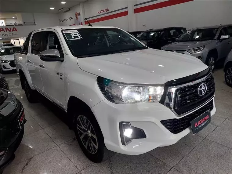 Toyota Hilux Branco 15