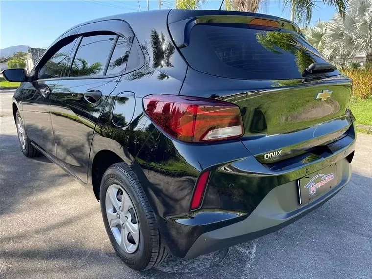 Chevrolet Onix Preto 8