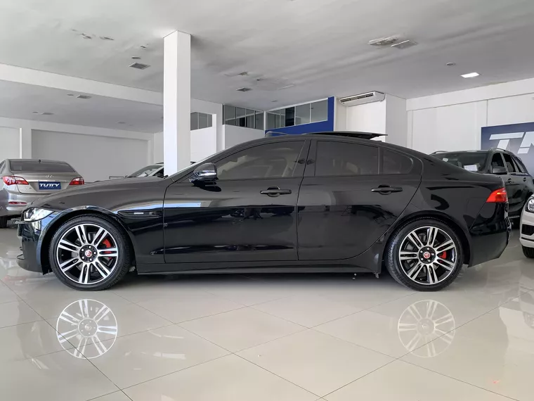 Jaguar XE Preto 5