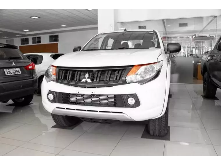 Mitsubishi L200 Triton Branco 1