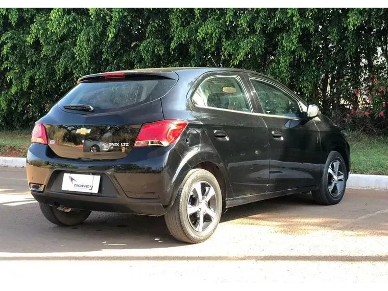 Chevrolet Onix Preto 7