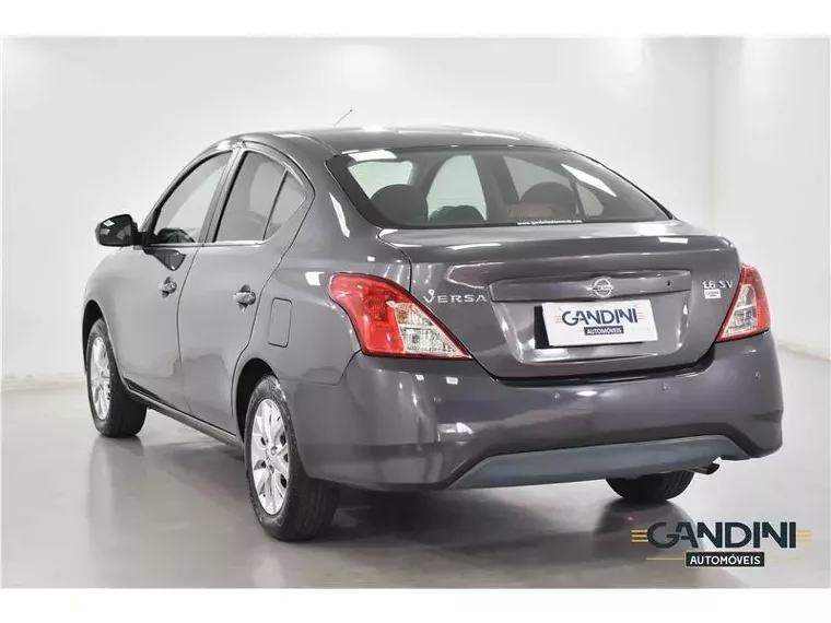 Nissan Versa Cinza 15