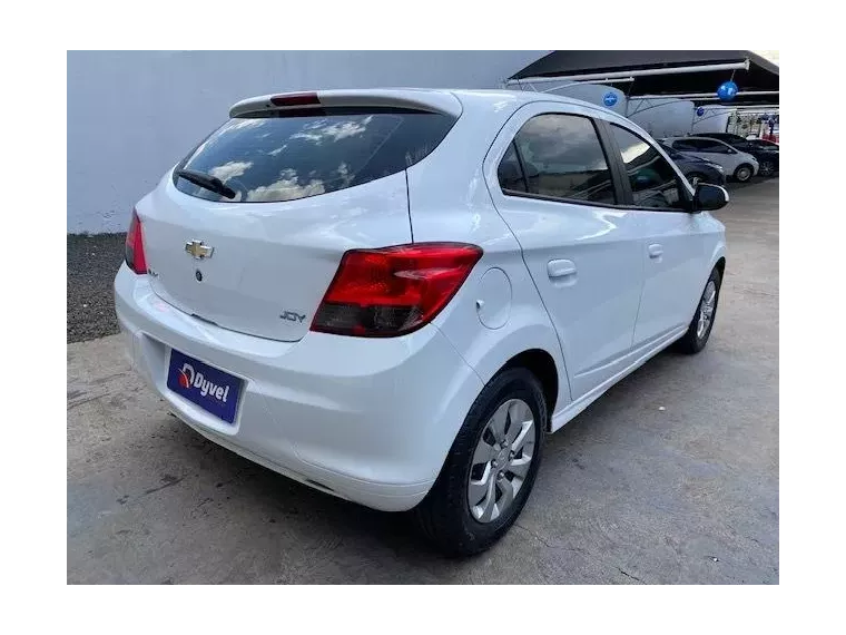 Chevrolet Onix Branco 11