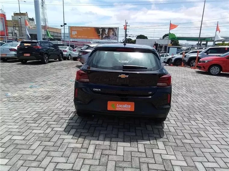 Chevrolet Onix Preto 8