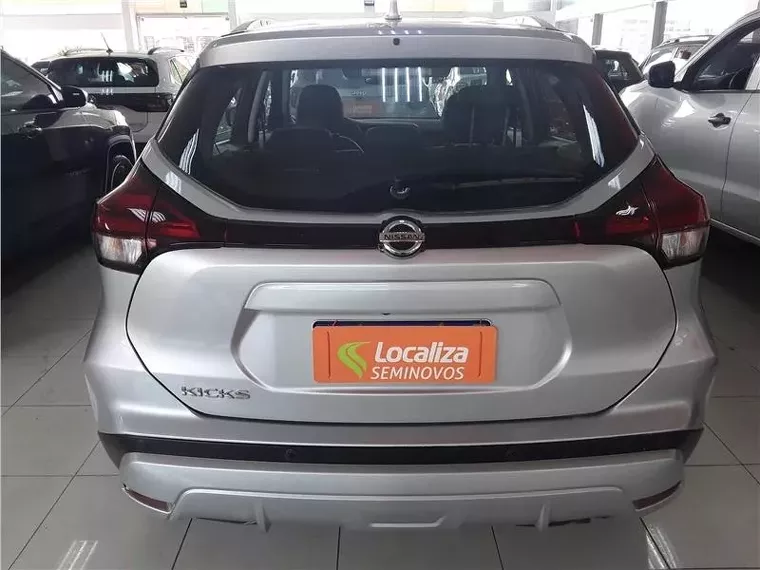 Nissan Kicks Prata 5