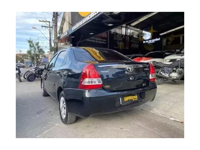 Toyota Etios Preto 1