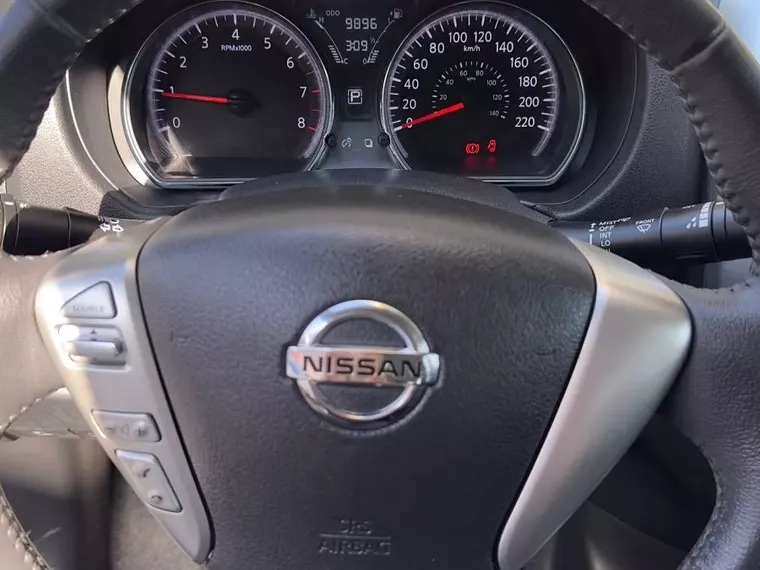 Nissan Versa Branco 8