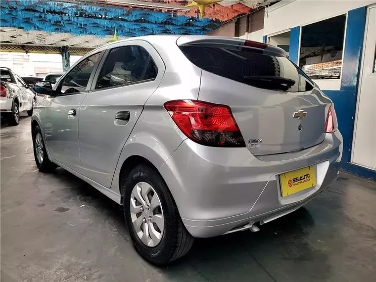 Chevrolet Onix Prata 8