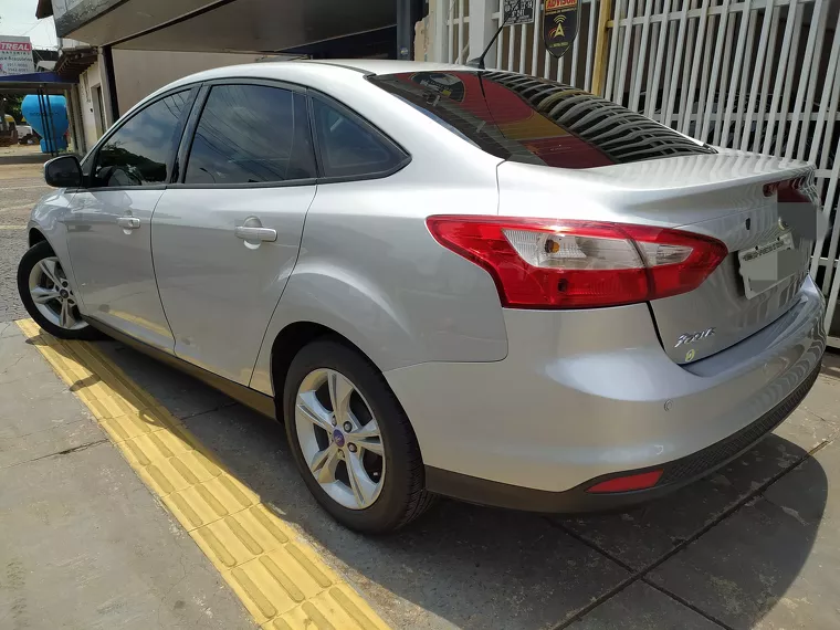 Ford Focus Prata 4