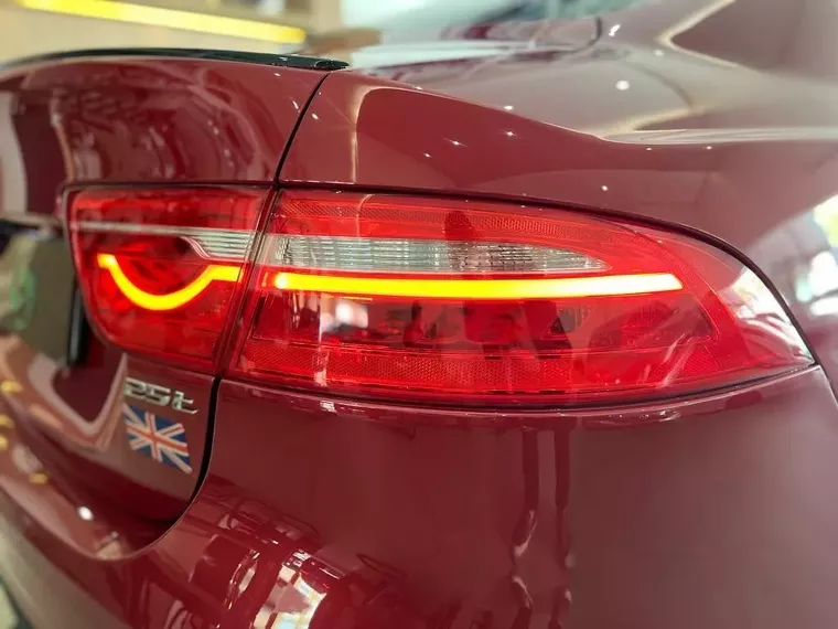 Jaguar XE Vermelho 9