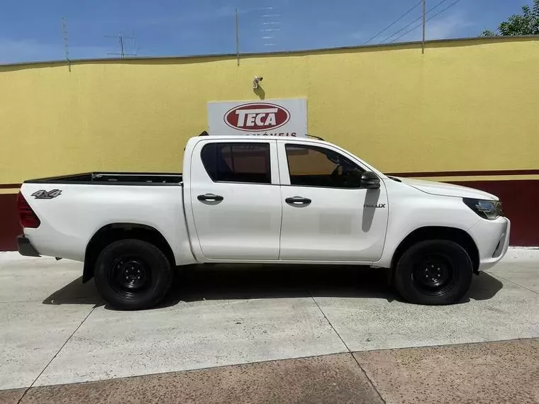 Toyota Hilux Branco 9