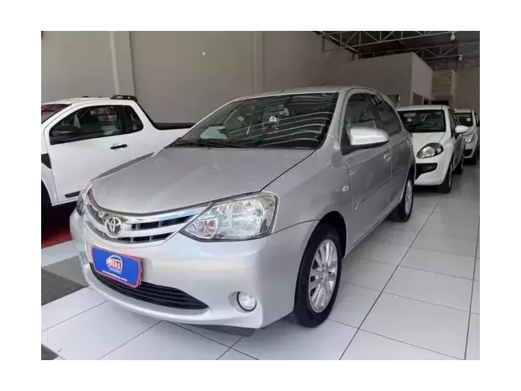 Toyota Etios Prata 5