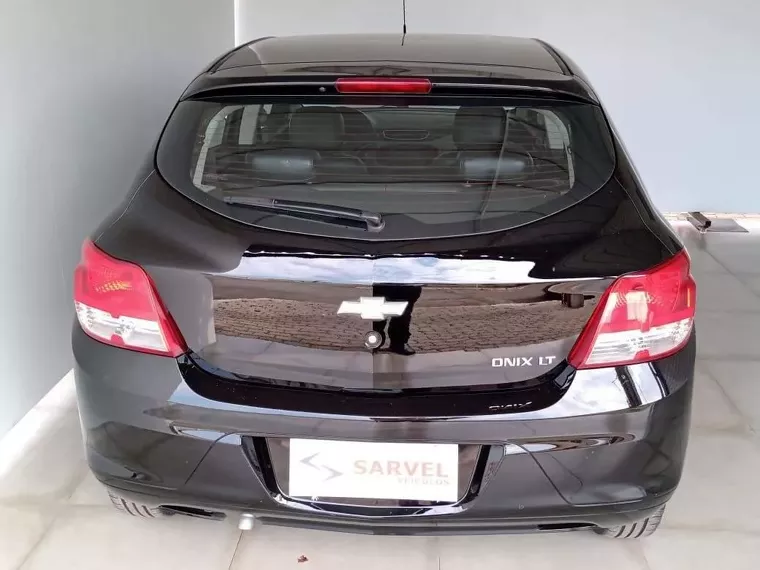 Chevrolet Onix Preto 9