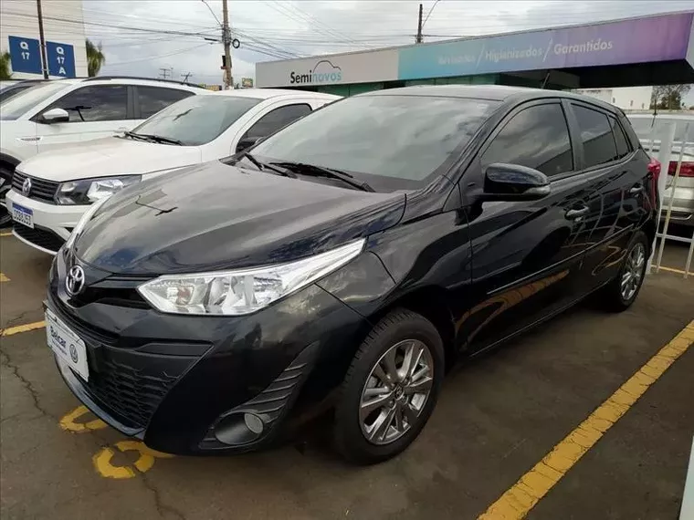 Toyota Yaris Preto 1