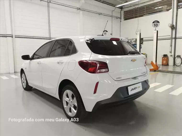 Chevrolet Onix Branco 12