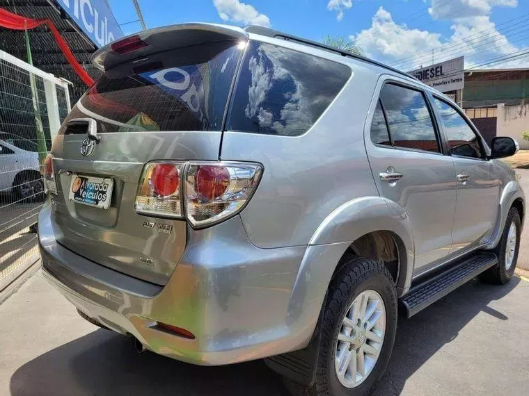 Toyota Hilux Prata 4