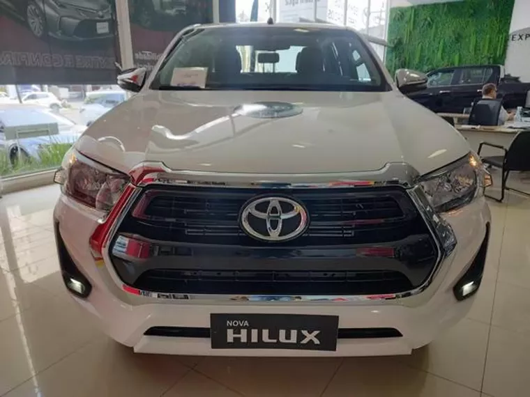 Toyota Hilux Branco 9