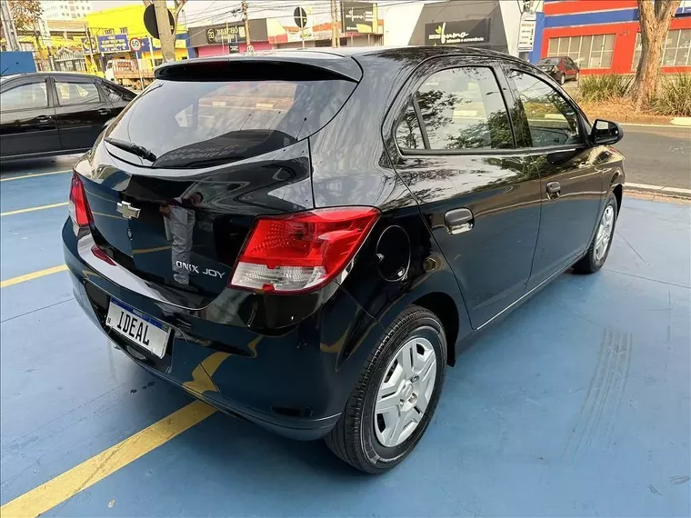 Chevrolet Onix Preto 4