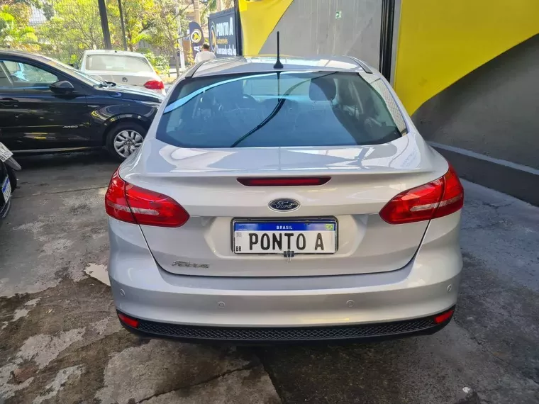 Ford Focus Prata 8