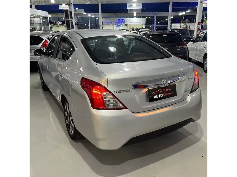 Nissan Versa Prata 6