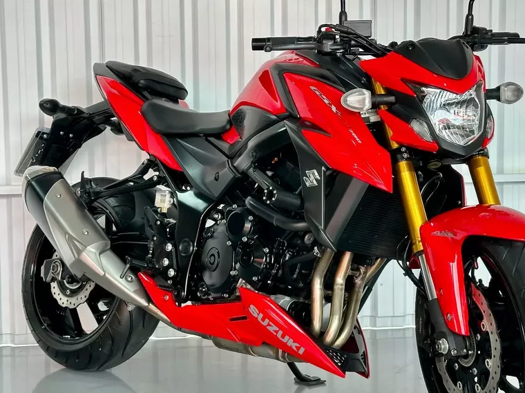 Suzuki GSX-S Vermelho 2