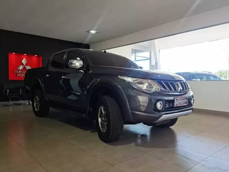 Mitsubishi L200 Triton Cinza 7