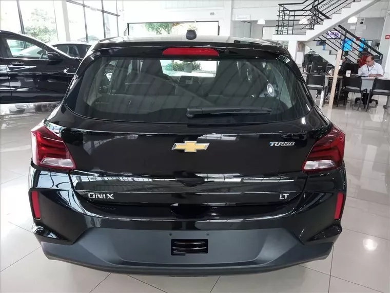 Chevrolet Onix Preto 4