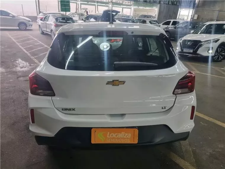 Chevrolet Onix Branco 12