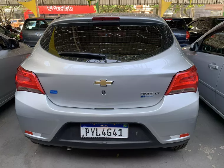 Chevrolet Onix Prata 6